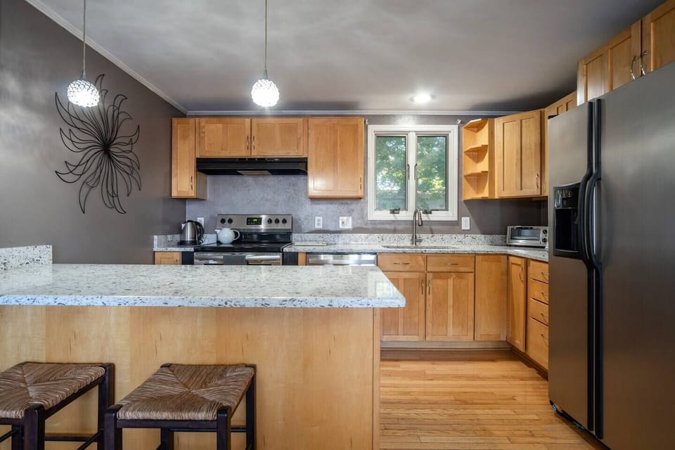 Updated kitchen w/quartz counters and breakfast island