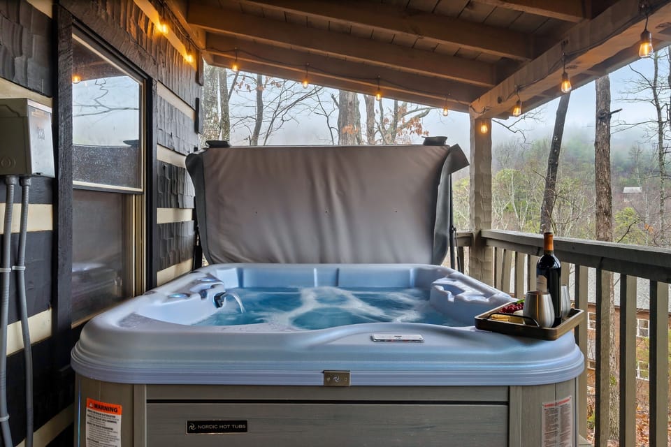 Hot Tub with hydraulic assisted cover lifter