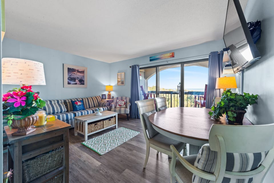 Living room, dining table 