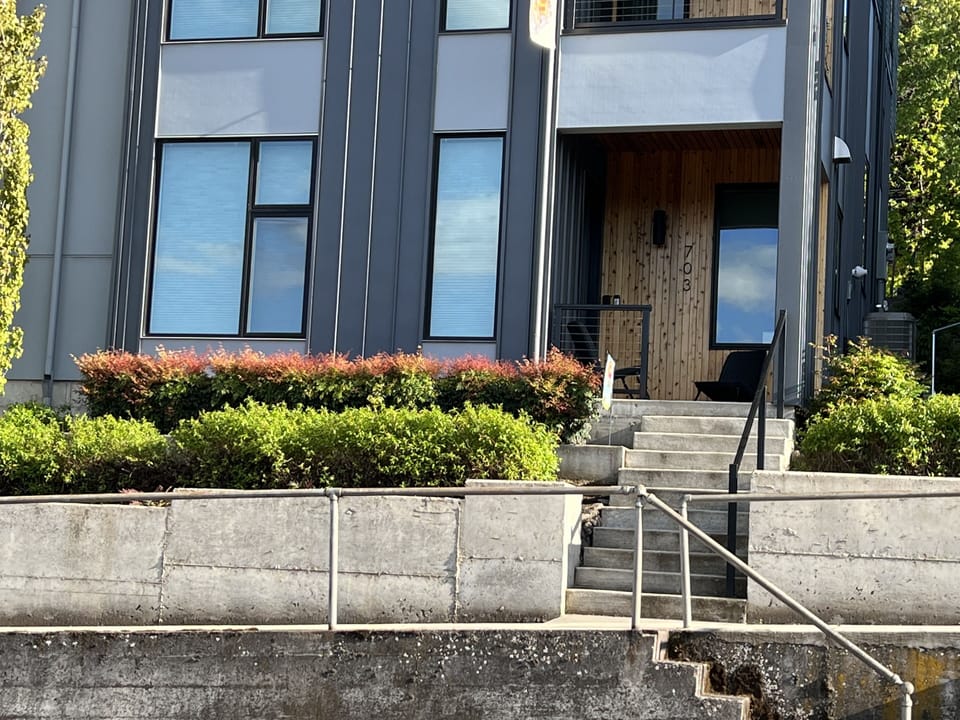 Front of 703 Oak St Suite