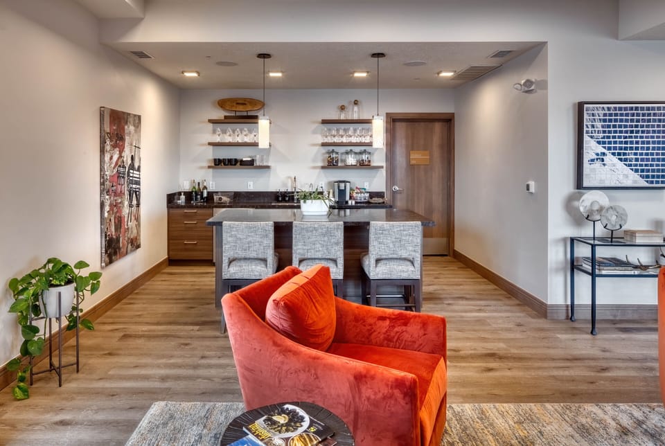 In the ski tower lounge you'll find bottled water, beer, wine, coffee, snacks.