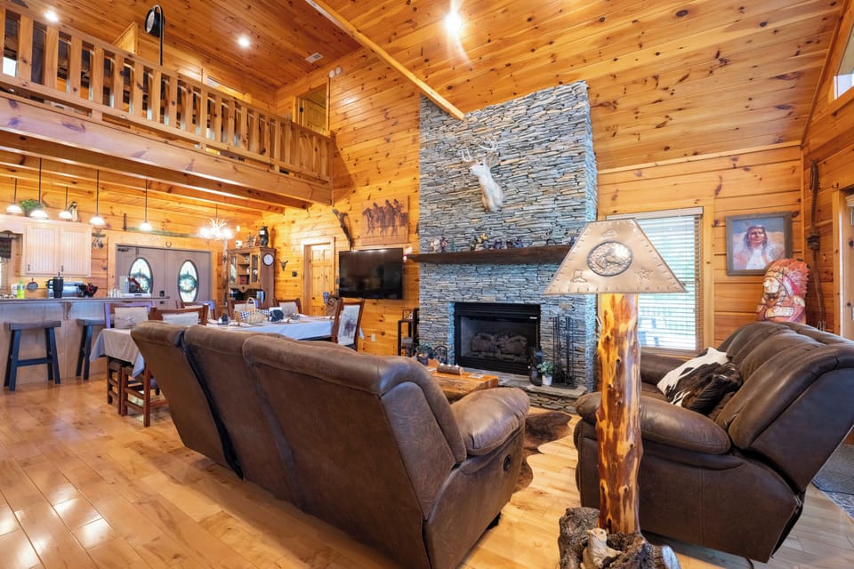 Living Area | Fireplace | Smart TV
