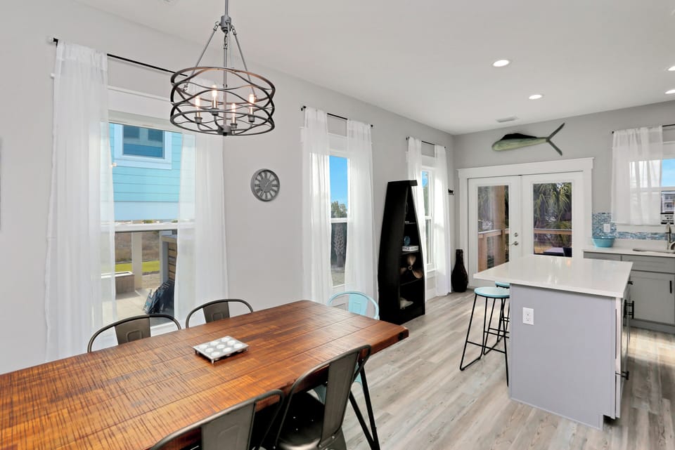 Dining Area & Kitchen Bar
