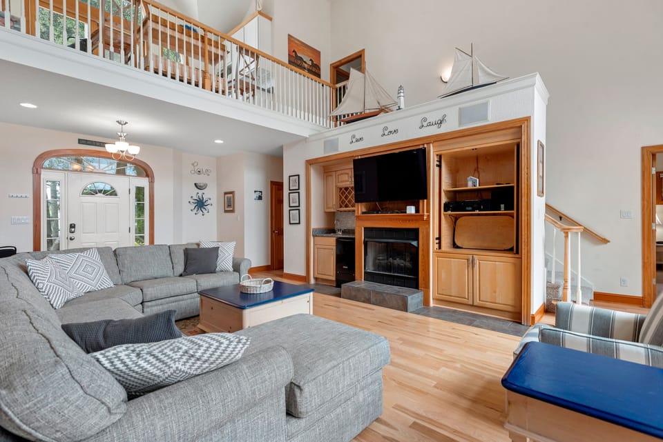 CC051: Good Vibrations | Bottom Level Living Area - Fireplace Not Available For Guest Use