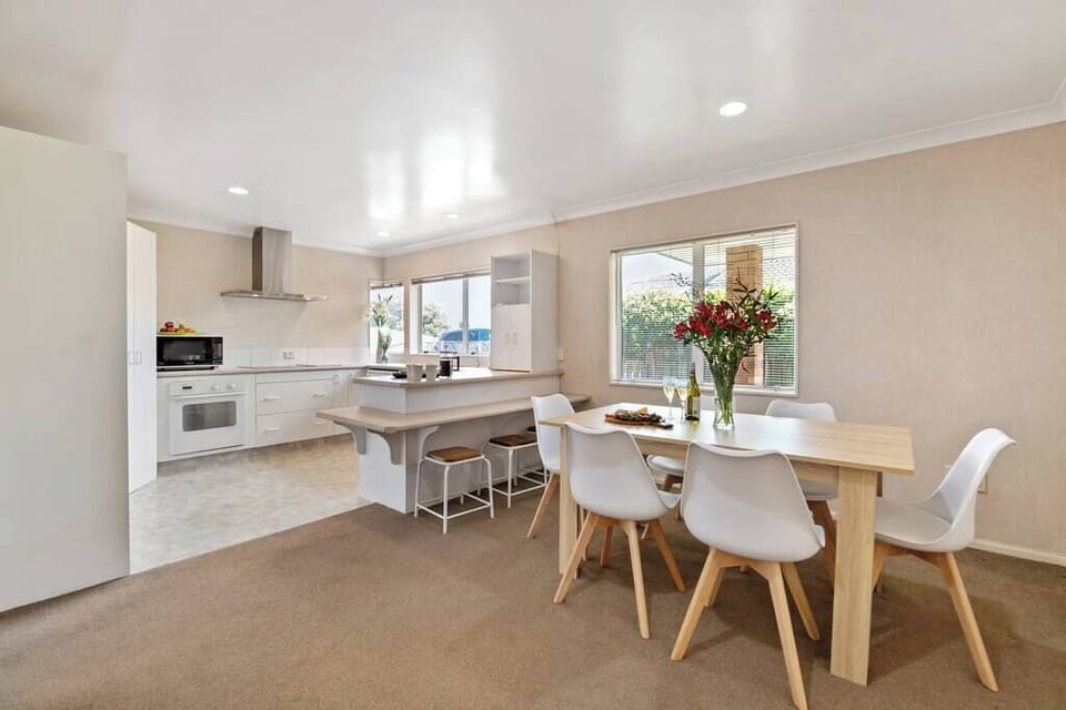 Dining & kitchen area