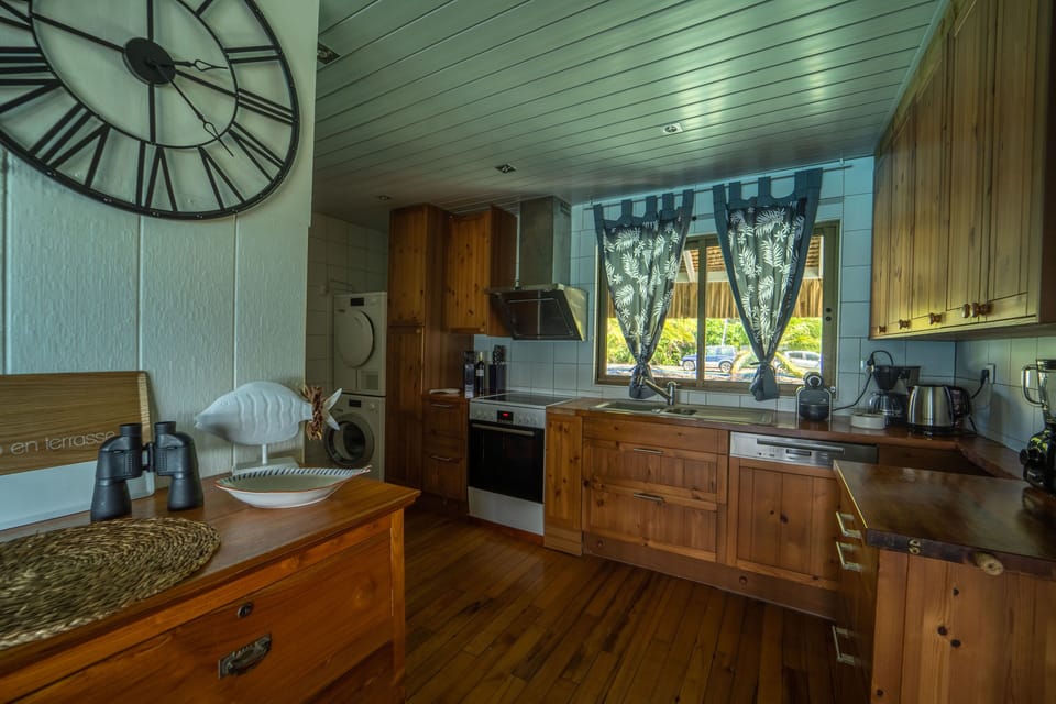 The kitchen with washer+dryer+dishwasher+microwave+
electric oven+ large fridge
