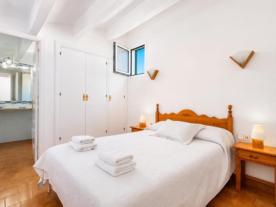 Double bedroom with en suite bathroom and A/C