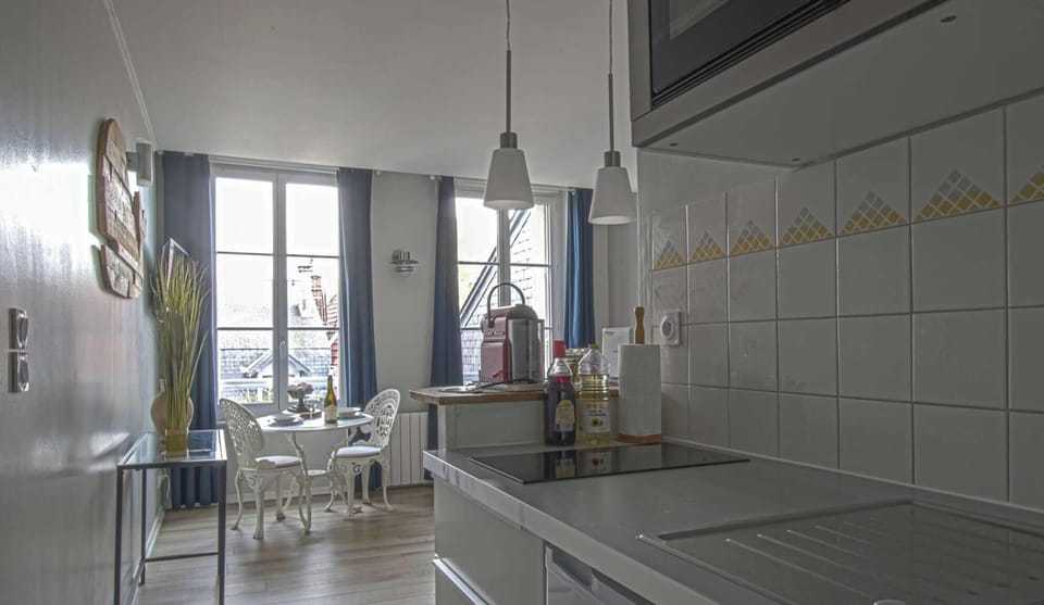 Studio Le Bois Flotté - Kitchen (Induction stove, Microwave, Fridge, Sink, Storage, Toaster, Nespresso, Kettle &amp; Tea pot, Plates, Bowls, Cups, Cuttlery, Pots &amp; pans, various utensils)