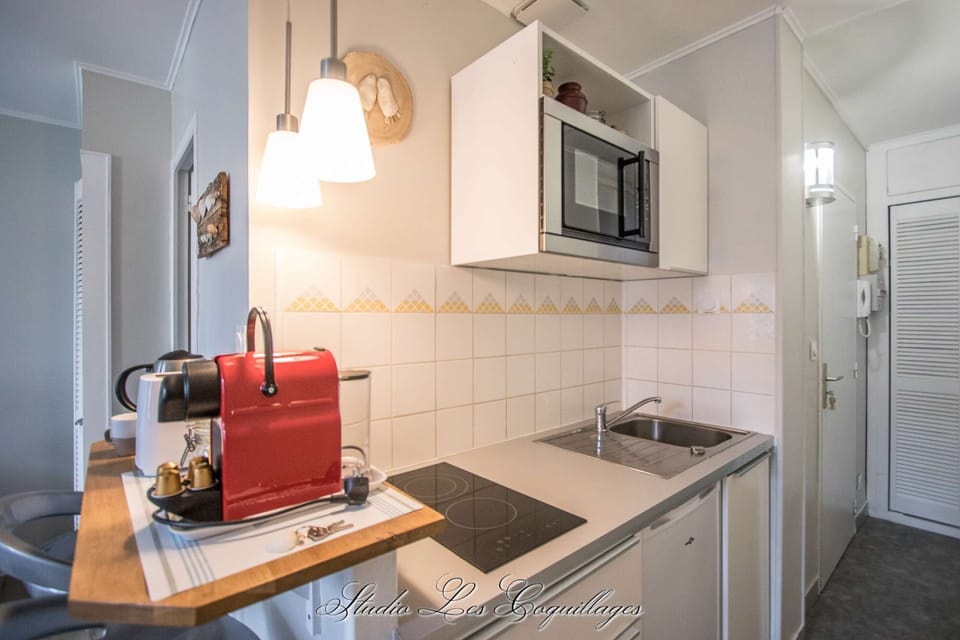 Studio Les Coquillages - Kitchen (Induction stove, Microwave oven, Fridge, Sink, Storage, Toaster, Nespresso, Kettle &amp; Tea pot, Plates, Bowls, cups, Glasses, Cuttlery, Pots &amp; Pans, various utensils)