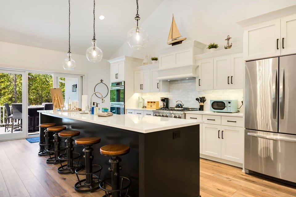 Door County is a foodie's paradise, but if you prefer to eat in we are pleased to offer a fully stocked chef's kitchen for all of your culinary adventures!  We even offer a sous vide cooker!  Happy cooking!