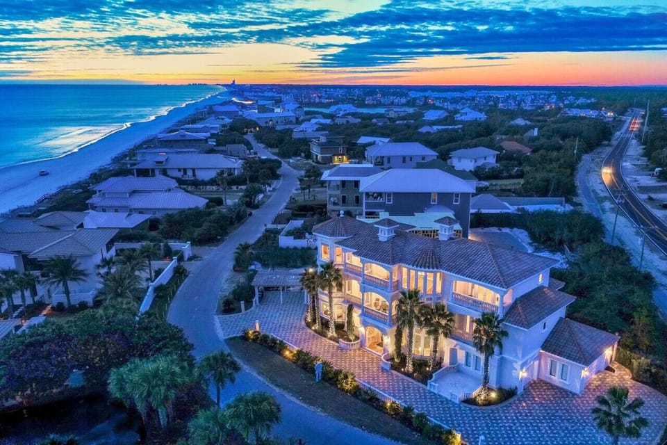 Magnificent home 2 min Walk from beach access