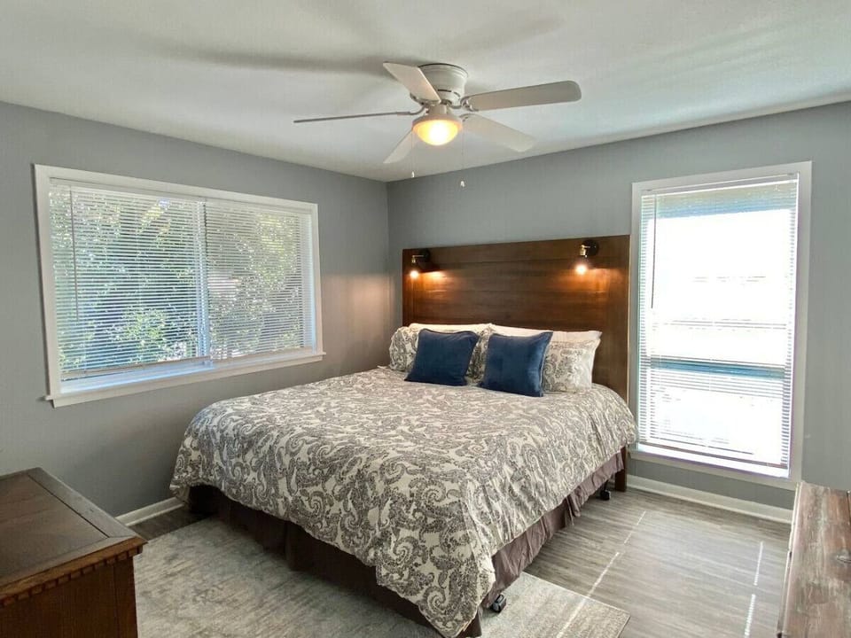 Bedroom 5 – King Bed with Neighborhood Views (Upstairs)