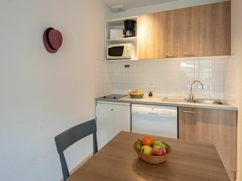 Cabinetry, Countertop, Kitchen Sink, Furniture, Property, Sink, Tap, Table, Wood, Plumbing Fixture
