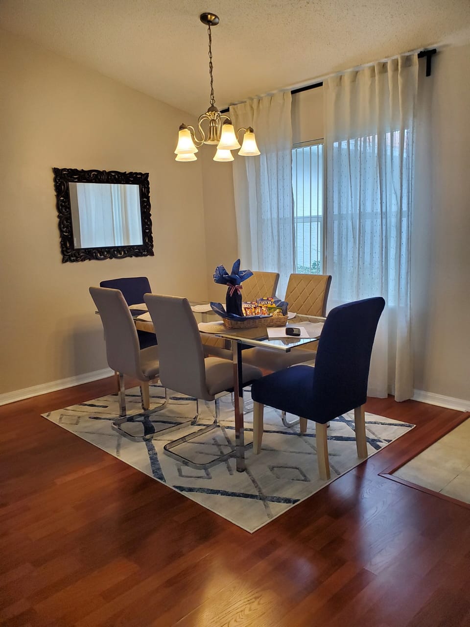 Dinning seating for 6 people
