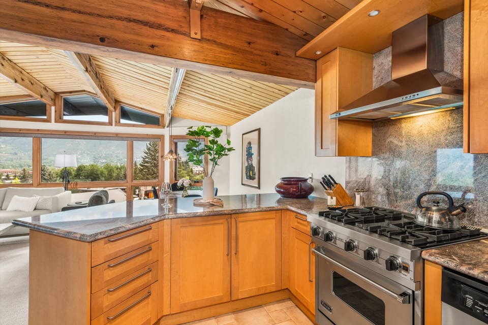 The open concept and breathtaking views create a wonderful space to call home during your visit to Aspen.