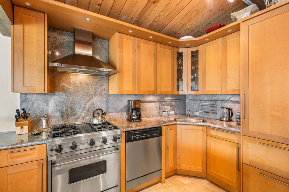 You will appreciate the fully stocked kitchen when staying at this convenient ski-in/out condo.