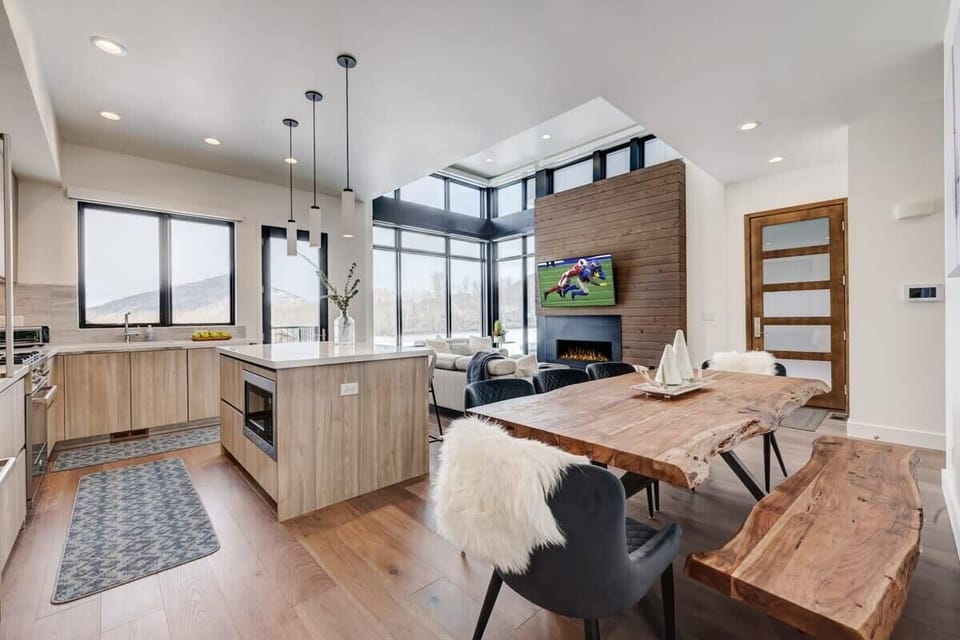 Great Room - fireplace, 4KTV, breakfast bar