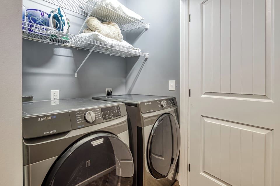 Pet Friendly Vacation Rental in the Smoky Mountains "Wolff Lodge" - Washer and dryer