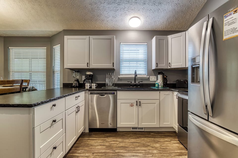 Vacation Rental in the Smoky Mountains "Wolff Lodge" - Fully furnished kitchen
