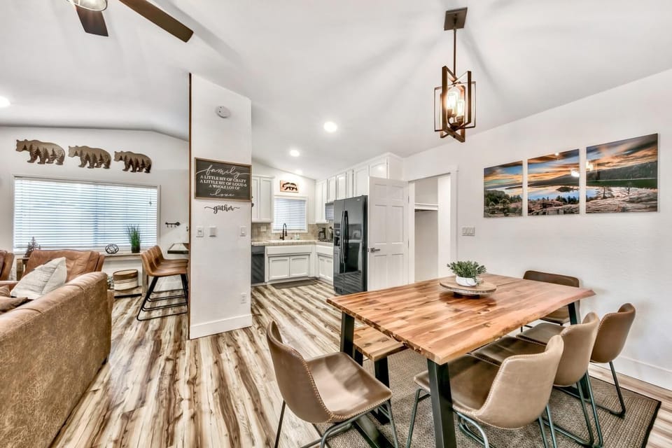 The open concept floor plan invites you to flow seamlessly between the living room, dining table, and kitchen.
