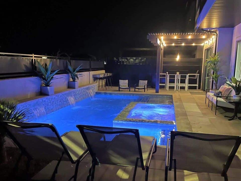 Relaxing evenings at the pool and hot tub are so dreamy