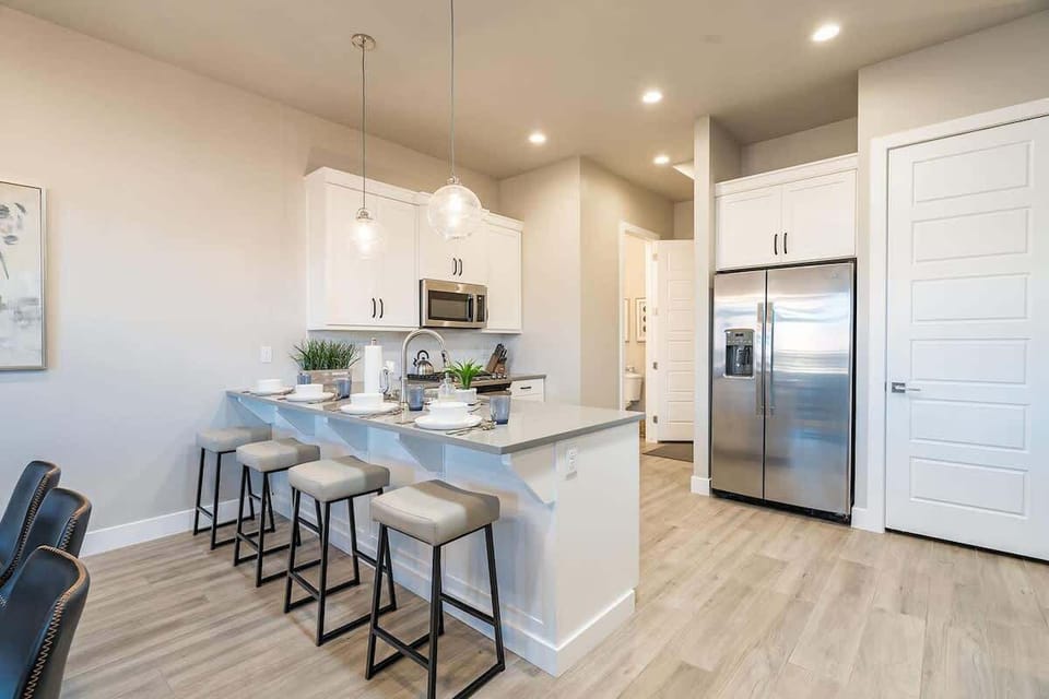 Full kitchen with bar seating for 4