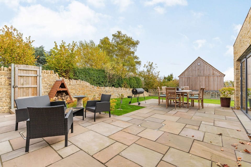 The New Bakehouse Patio - StayCotswold