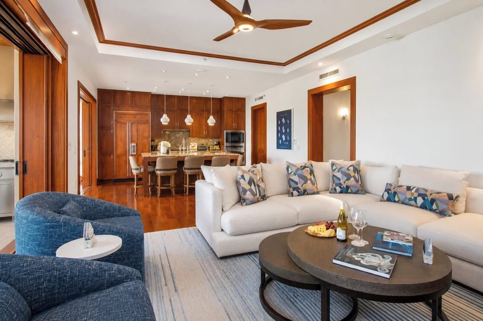Effortlessly elegant—just steps from the lanai  