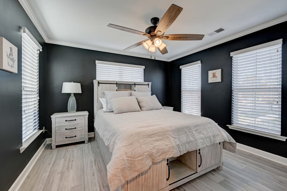 Upstairs bedroom with queen size bed.