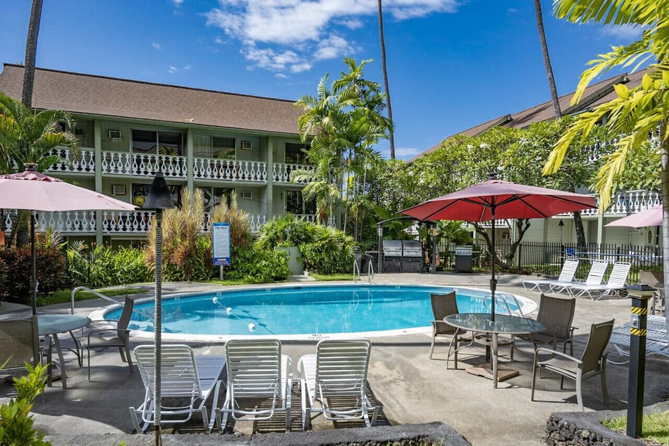 Kona Islander Inn`s pool area