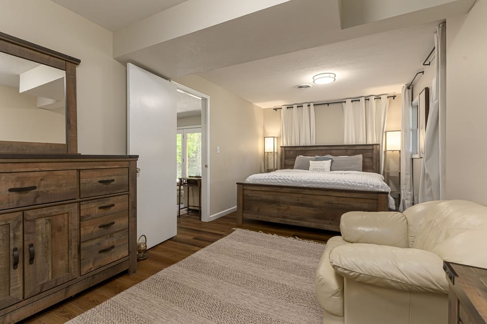 Bedroom #4- king bed 