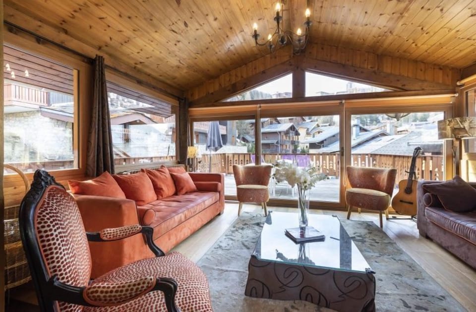 Find peace and relaxation with your close friends and family in this cozy and bright living room.