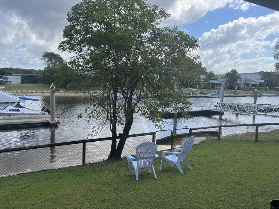 Relaxing Waterfront Home with Beach Vibe House in South Stradbroke