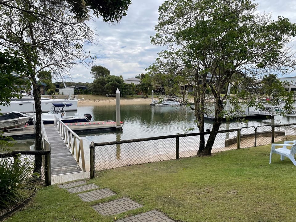 Relaxing Waterfront Home with Beach Vibe House in South Stradbroke