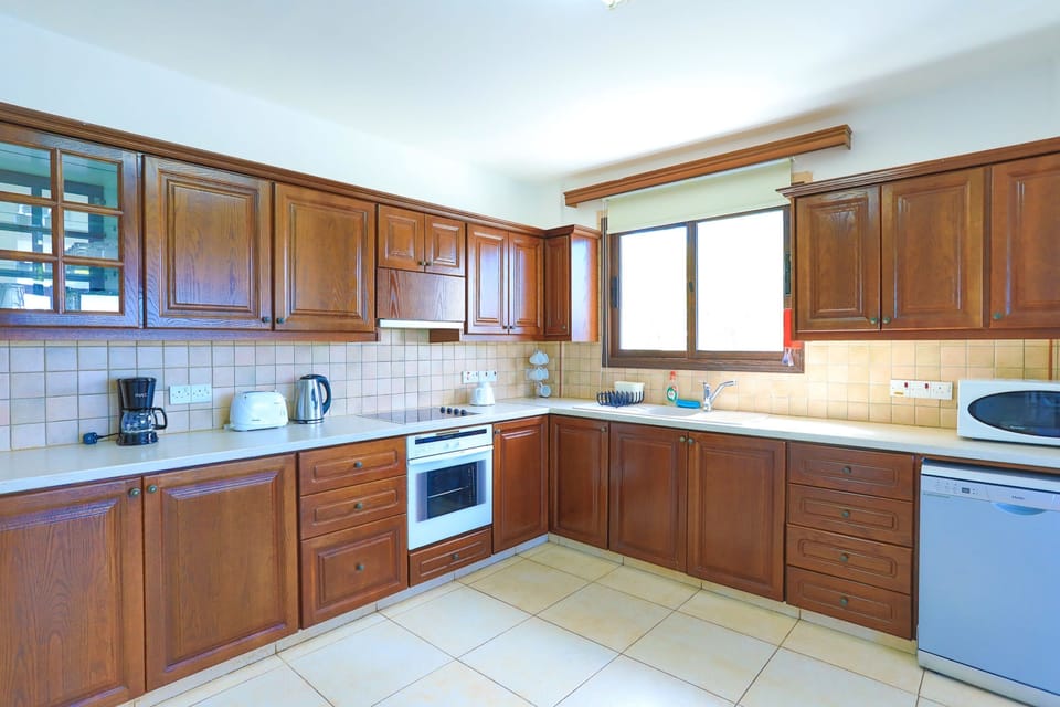 The charming fitted kitchen