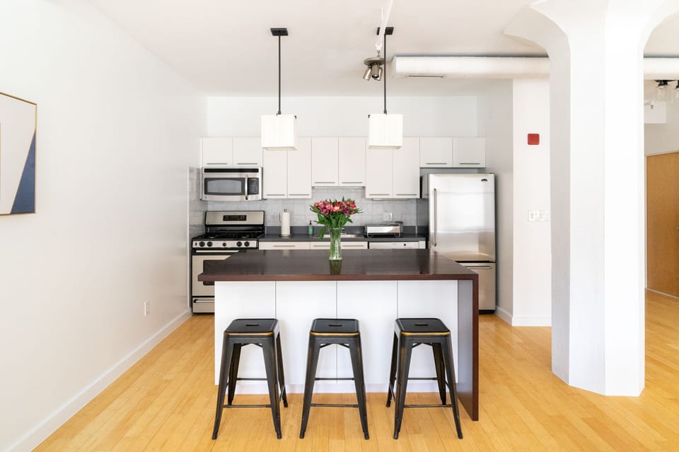 Fully equipped kitchen with dishwasher, toaster, electric kettle, & coffee maker