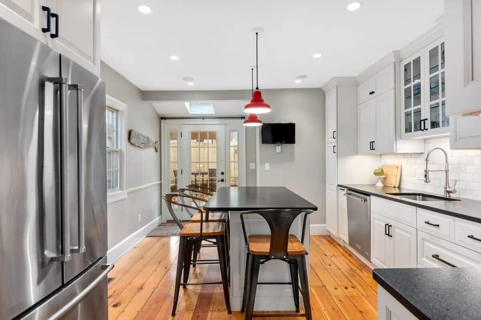 Ground level kitchen with all major appliances and 4-person eat-in island