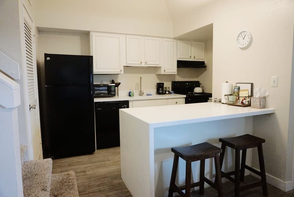 Full Kitchen w/ all cooking necessities