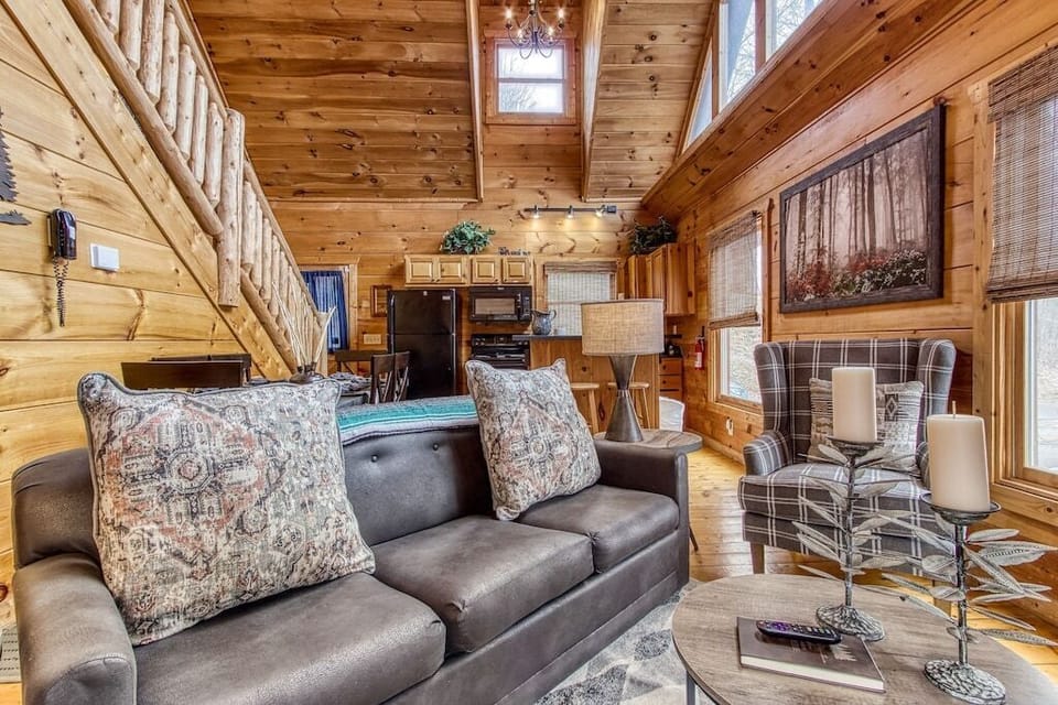 Smoky Mountain Gem's cozy living area