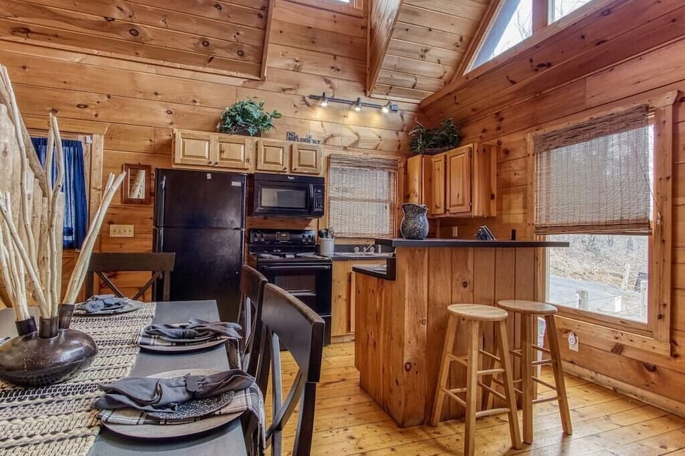 Smoky Mountain Gem's fully equipped kitchen