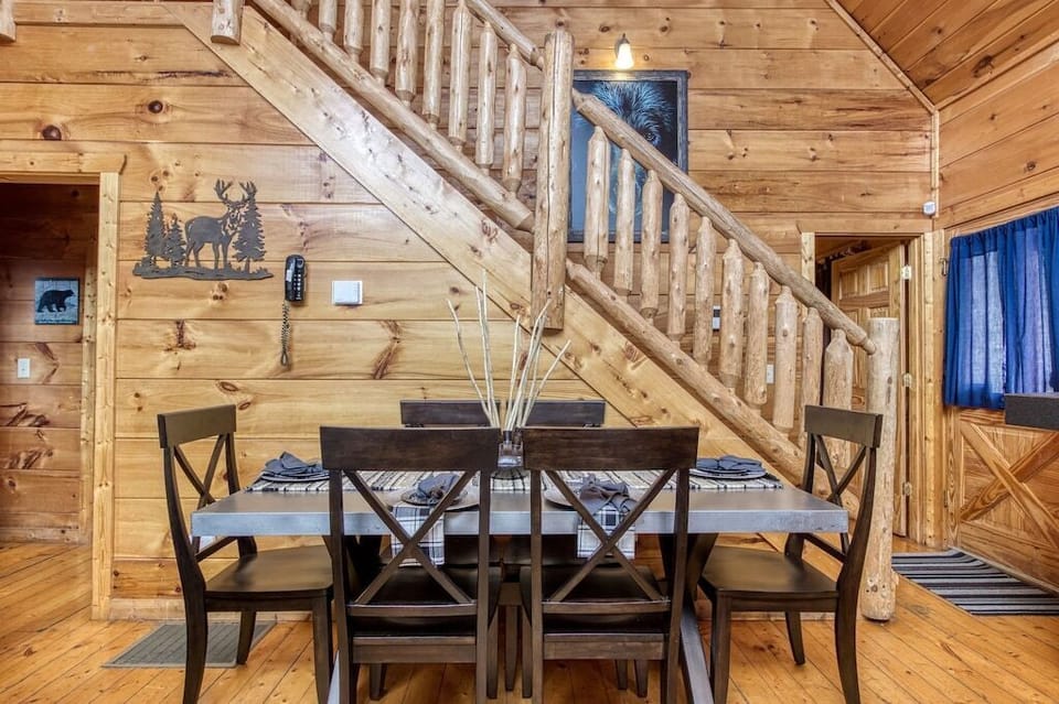 Smoky Mountain Gem's inviting dining area
