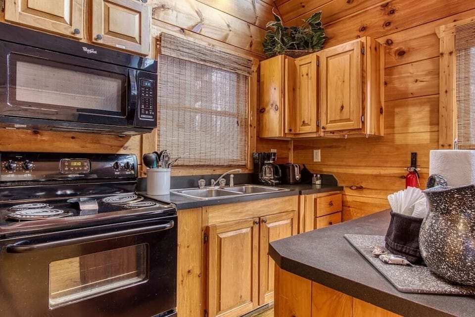 Smoky Mountain Gem's fully equipped kitchen