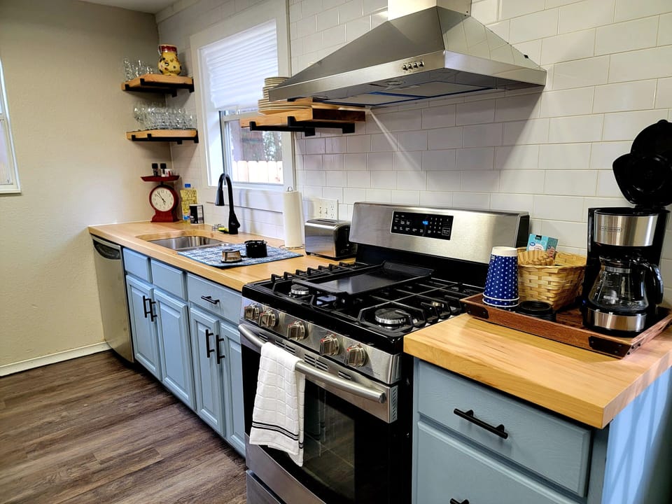 Fully stocked kitchen!