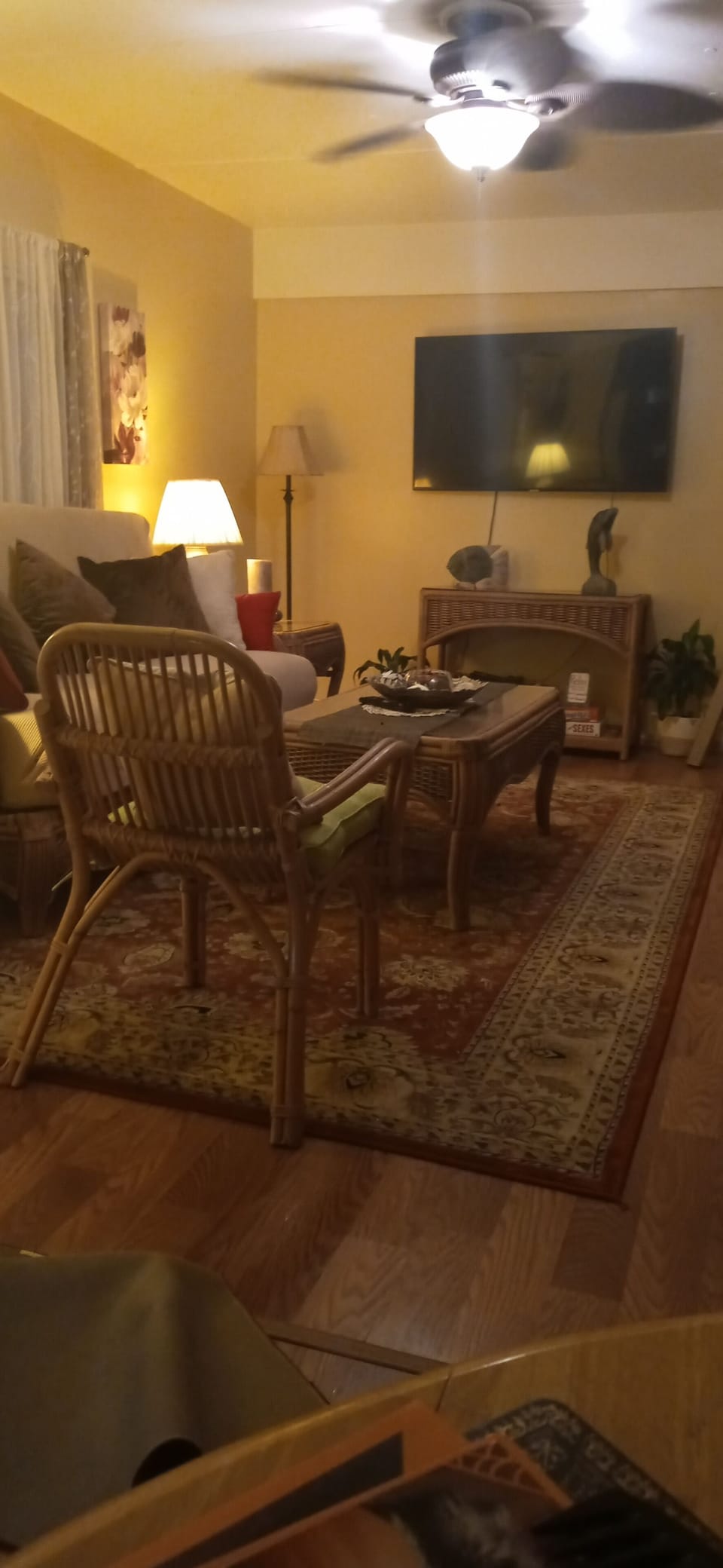 Livingroom, 55" flat screen