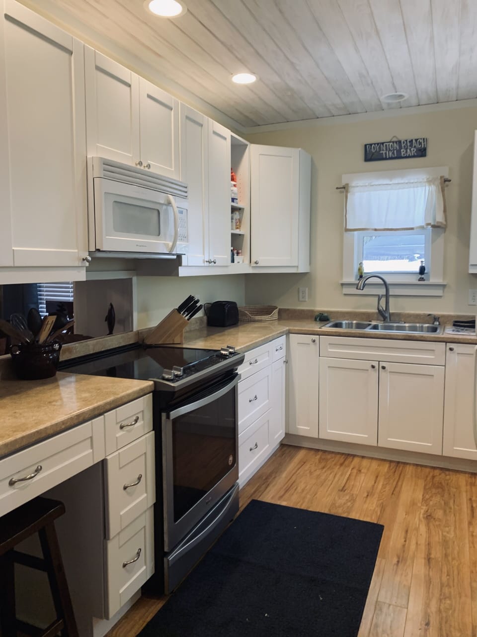 Fully stocked kitchen capable of making a Thanksgiving dinner for a crowd!