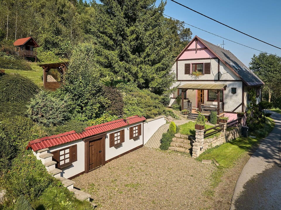 Plant, Building, Window, Sky, Tree, House, Slope, Land Lot, Residential Area, Cottage