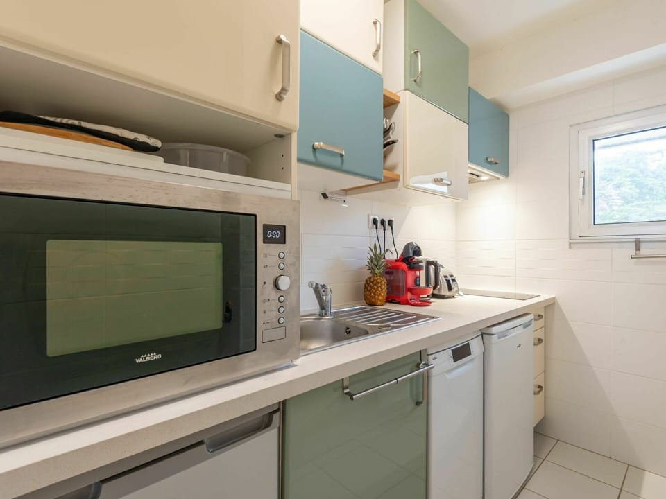 Cabinetry, Tap, Kitchen Sink, Countertop, Property, Sink, Building, Kitchen Stove, Kitchen, Wood