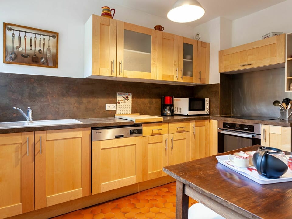 Brown, Countertop, Cabinetry, Kitchen Sink, Sink, Furniture, Property, Tap, Kitchen Appliance, Kitchen