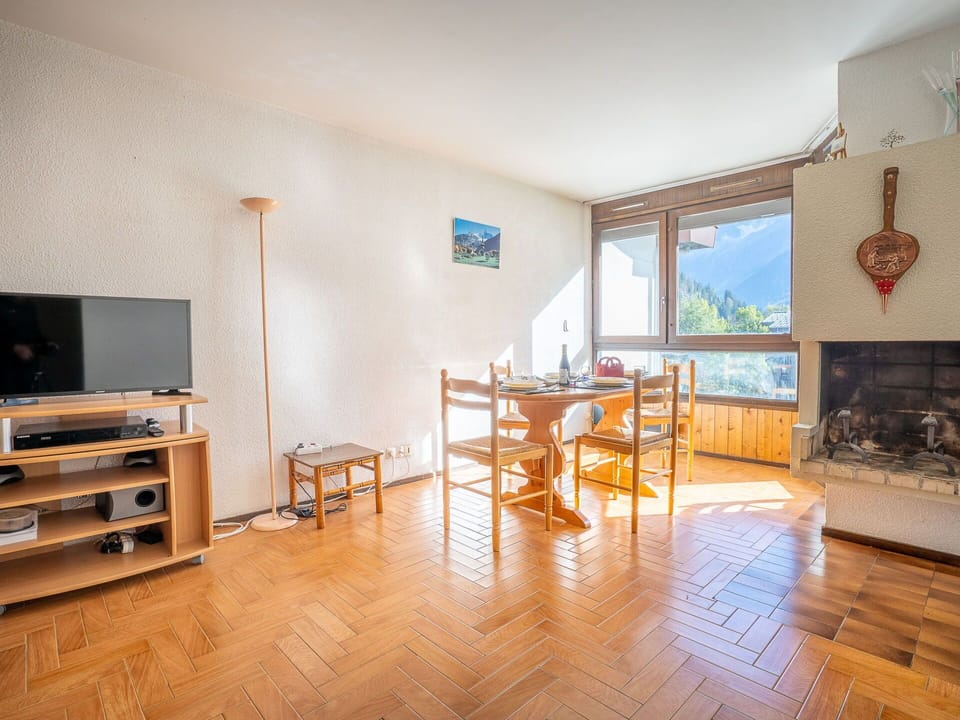 Furniture, Property, Window, Wood, Lighting, Interior Design, Living Room, Flooring, Building, Floor