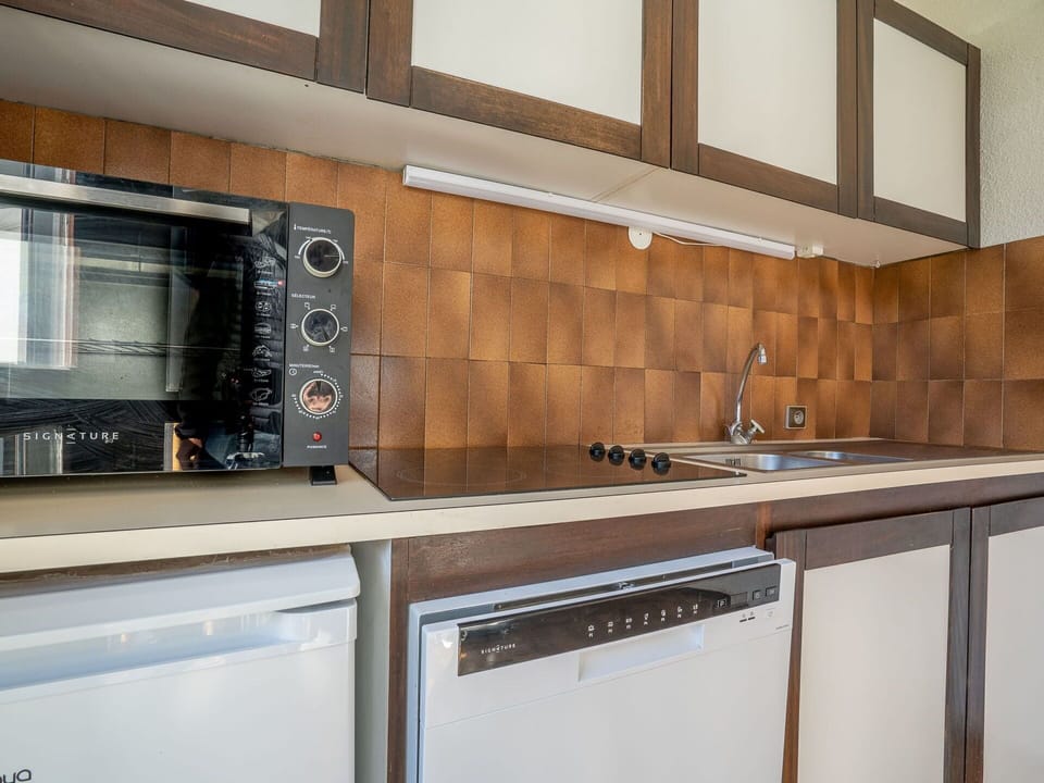 Cabinetry, Countertop, Kitchen Sink, Tap, Sink, Kitchen Stove, Kitchen, Wood, Building, Interior Design